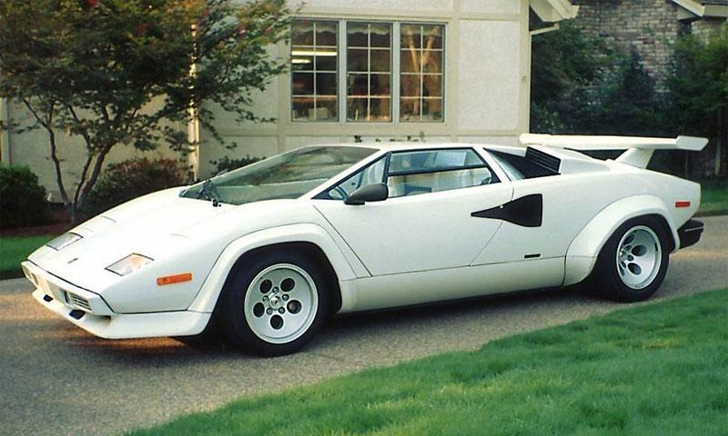 В аэропорту США самолет ФБР столкнулся с Lamborghini