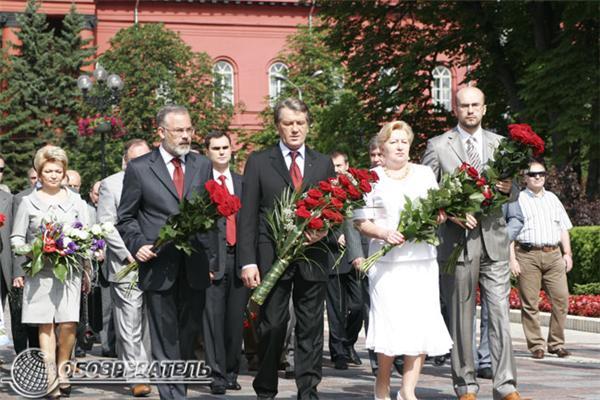 Ющенко раскладывает цветы, а на Майдане слушают оперу. Фото