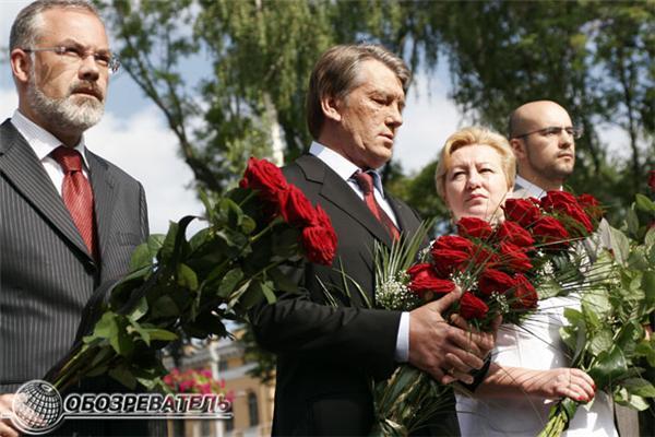 Ющенко раскладывает цветы, а на Майдане слушают оперу. Фото