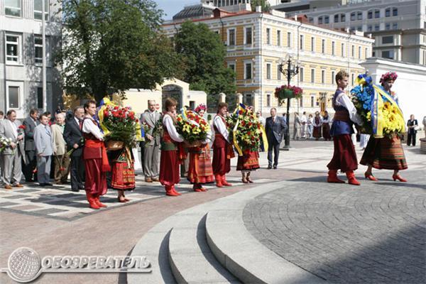 Ющенко розкладає квіти, а на Майдані слухають оперу. Фото