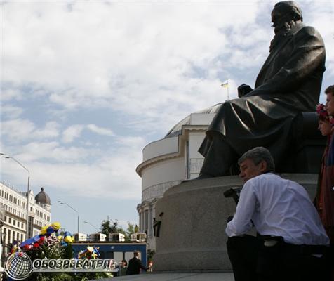 Ющенко розкладає квіти, а на Майдані слухають оперу. Фото