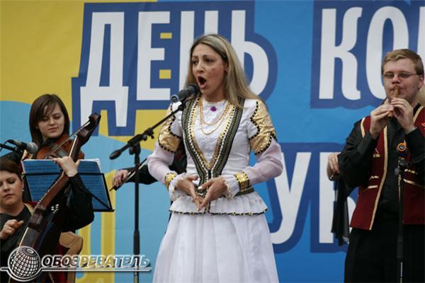 Ющенко раскладывает цветы, а на Майдане слушают оперу. Фото
