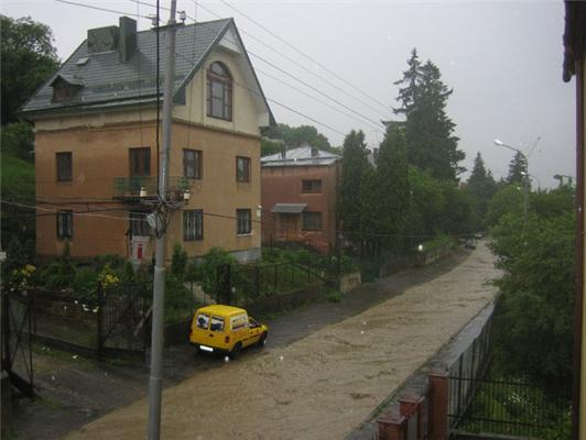 Дощ перетворив Львів на Венецію. ФОТО