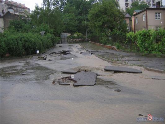 Дощ перетворив Львів на Венецію. ФОТО