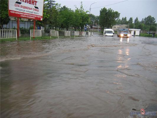 Дощ перетворив Львів на Венецію. ФОТО