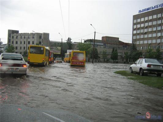 Дощ перетворив Львів на Венецію. ФОТО