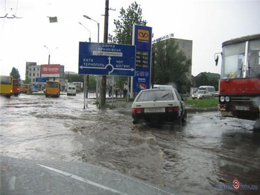 Дощ перетворив Львів на Венецію. ФОТО