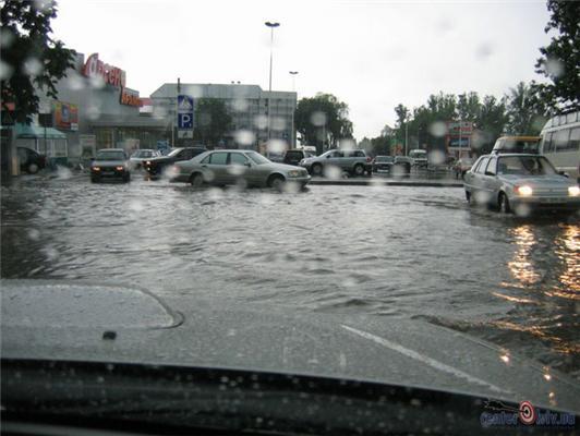 Дощ перетворив Львів на Венецію. ФОТО