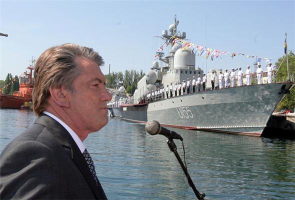 Ющенко решил осмотреть оружие и военную технику. ФОТО
