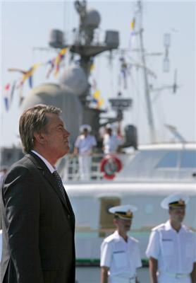 Ющенко решил осмотреть оружие и военную технику. ФОТО