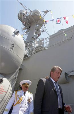 Ющенко решил осмотреть оружие и военную технику. ФОТО