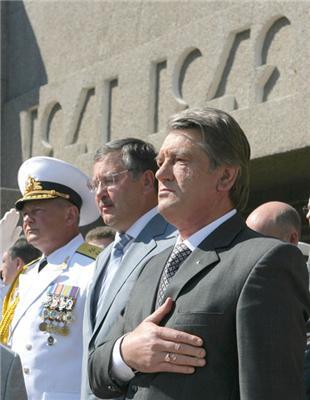 Ющенко решил осмотреть оружие и военную технику. ФОТО