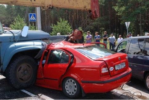 Skoda от "ЗИЛа" отрывали двумя грузовиками