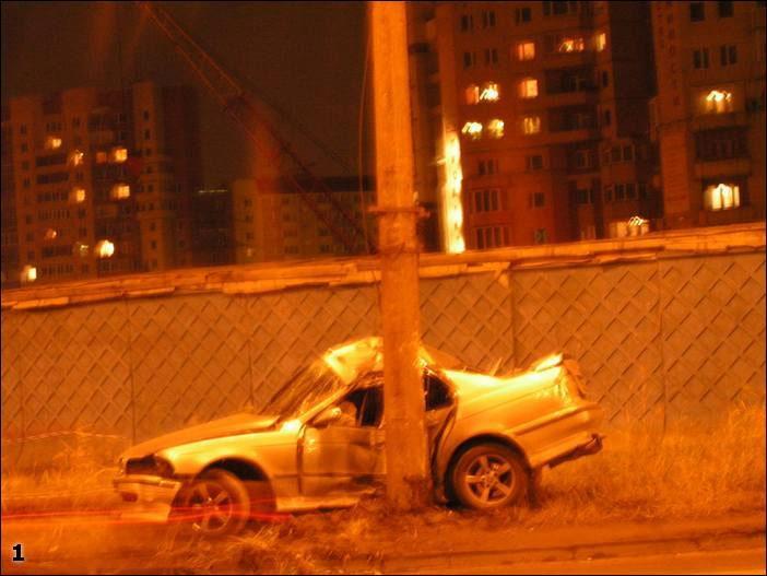 BMW расплющило о столб. У водителя шансов выжить было очень мало...