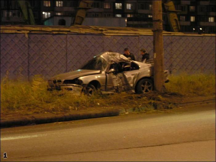 BMW расплющило о столб. У водителя шансов выжить было очень мало...