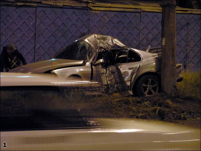 BMW расплющило о столб. У водителя шансов выжить было очень мало...