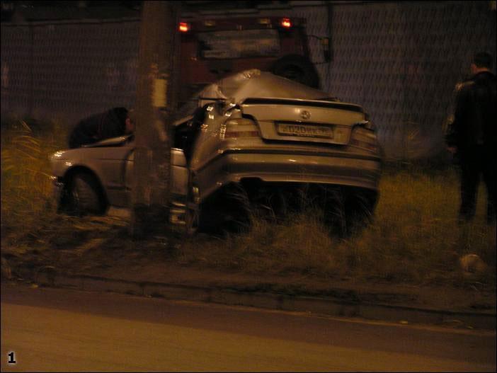 BMW расплющило о столб. У водителя шансов выжить было очень мало...