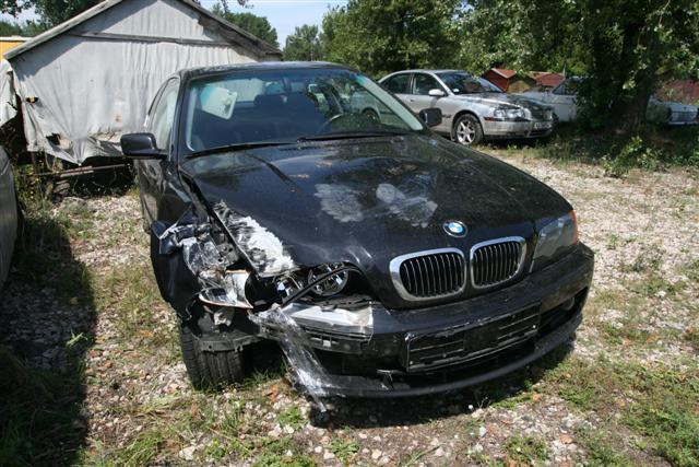 Авто лидера "Народной самообороны" крушили полчаса. ФОТО