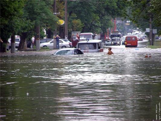 Миколаїв затопило після дощику в четвер. ФОТО