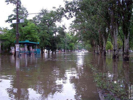 Миколаїв затопило після дощику в четвер. ФОТО