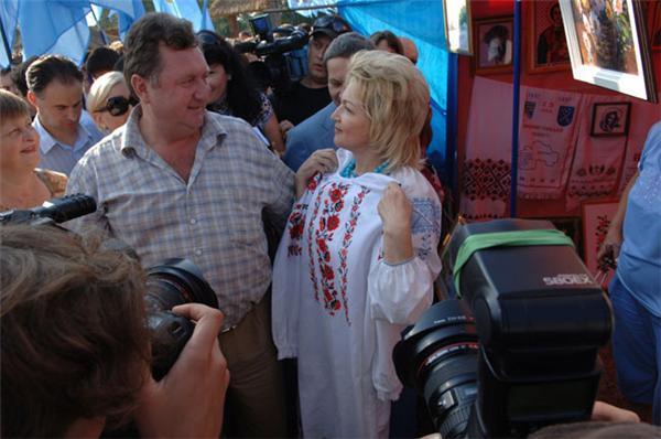 Богатырева обнималась с Ющенко в Сорочинцах. Фоторепортаж