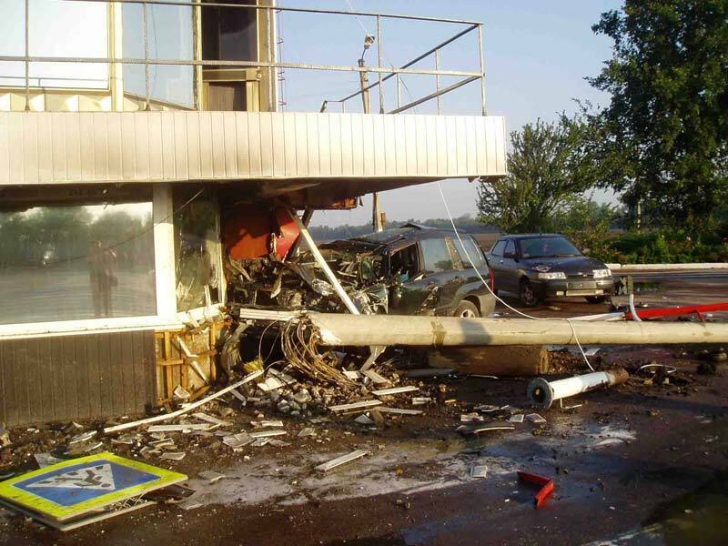 Джип снес столб и врезался в КПП ГАИ (фото)