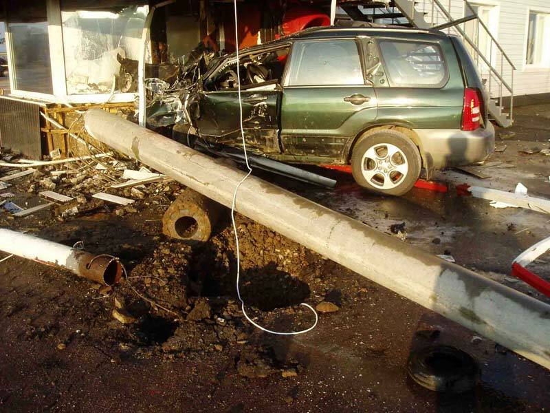 Джип снес столб и врезался в КПП ГАИ (фото)