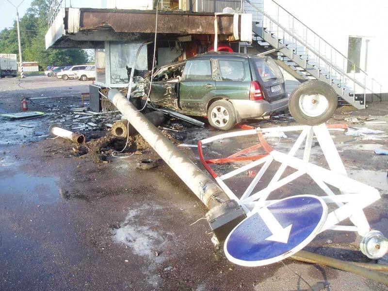 Джип снес столб и врезался в КПП ГАИ (фото)