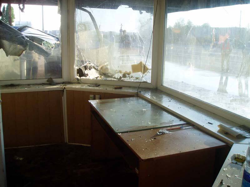 Джип снес столб и врезался в КПП ГАИ (фото)