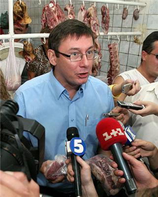 Луценко не смог купить в Харькове мясо по 12 грн.