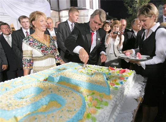 У День незалежності Президент пригощав усіх тортом