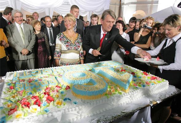 У День незалежності Президент пригощав усіх тортом