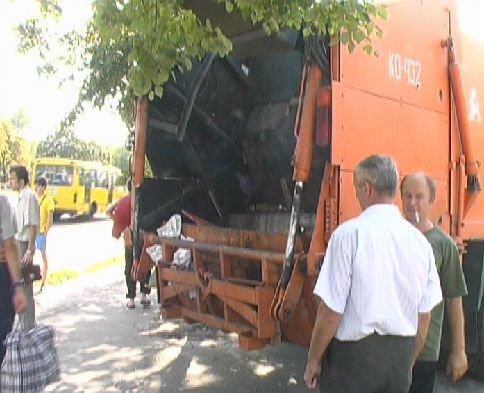 Зад мусоровоза оказался крепче морды троллейбуса