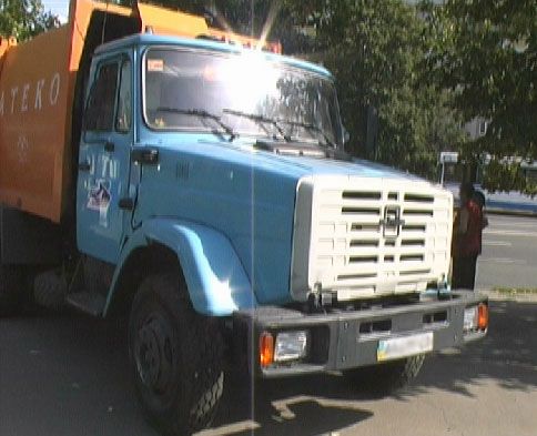 Зад мусоровоза оказался крепче морды троллейбуса