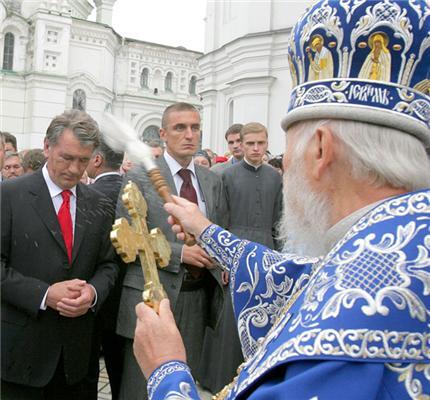 Ющенко на свято у Лаврі окропили святою водою