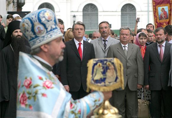 Ющенко на праздник в Лавре окропили святой водой