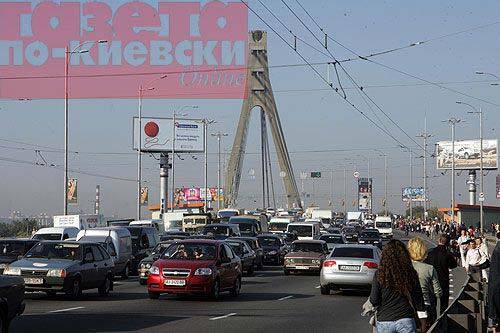 Московский мост стал похож на поле боя 