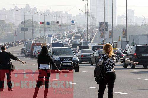 Московский мост стал похож на поле боя 
