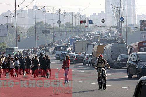 Московский мост стал похож на поле боя 
