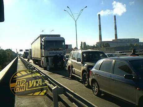 На Южном мосту шесть машин сыграли в "паровозик"