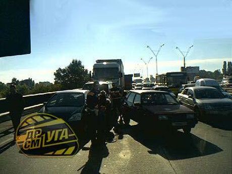 На Южном мосту шесть машин сыграли в "паровозик"