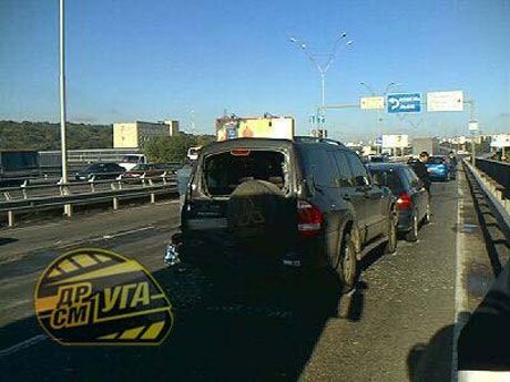 На Южном мосту шесть машин сыграли в "паровозик"