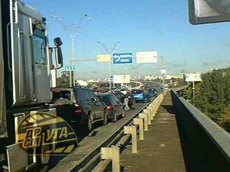 На Южном мосту шесть машин сыграли в "паровозик"