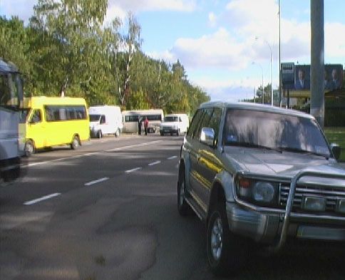 Под Киевом "Опель" обездвижил маршрутку и внедорожник