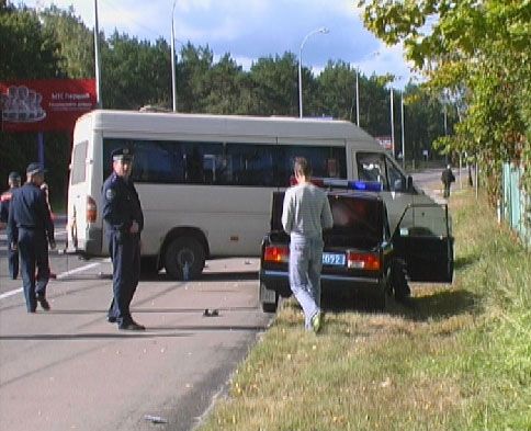 Под Киевом "Опель" обездвижил маршрутку и внедорожник
