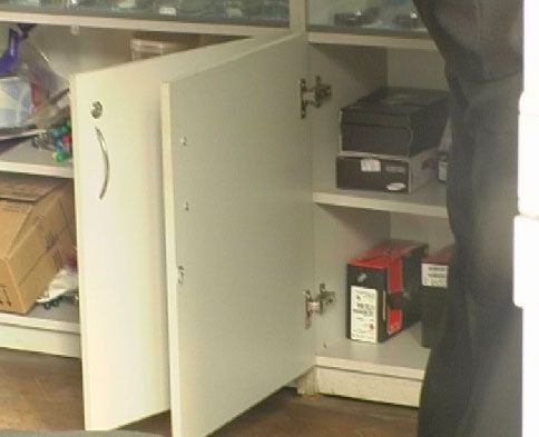 На Нивках два молодчика ограбили салон мобильной связи