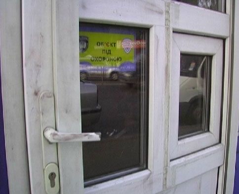 На Нивках два молодчика ограбили салон мобильной связи