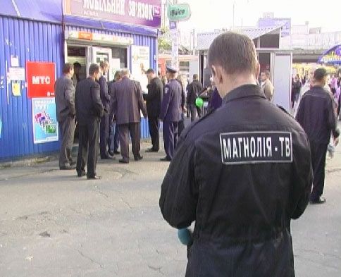 На Нивках два молодчика ограбили салон мобильной связи