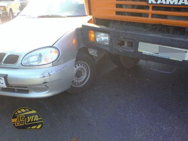 На Ленинградской площади "КаМАЗ" подмял под себя "Деу"