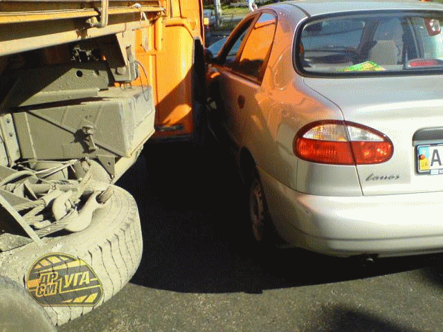 На Ленинградской площади "КаМАЗ" подмял под себя "Деу"